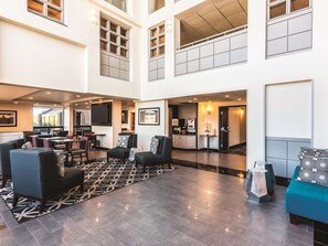 Lobby - La Quinta Inn & Suites by Wyndham Colorado Springs North (Colorado Springs)