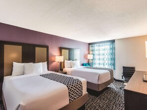Desk, laptop workspace, blackout curtains, soundproofing - La Quinta Inn & Suites by Wyndham Colorado Springs North (Colorado Springs)