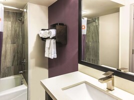 Combined shower/tub, free toiletries, hair dryer, towels