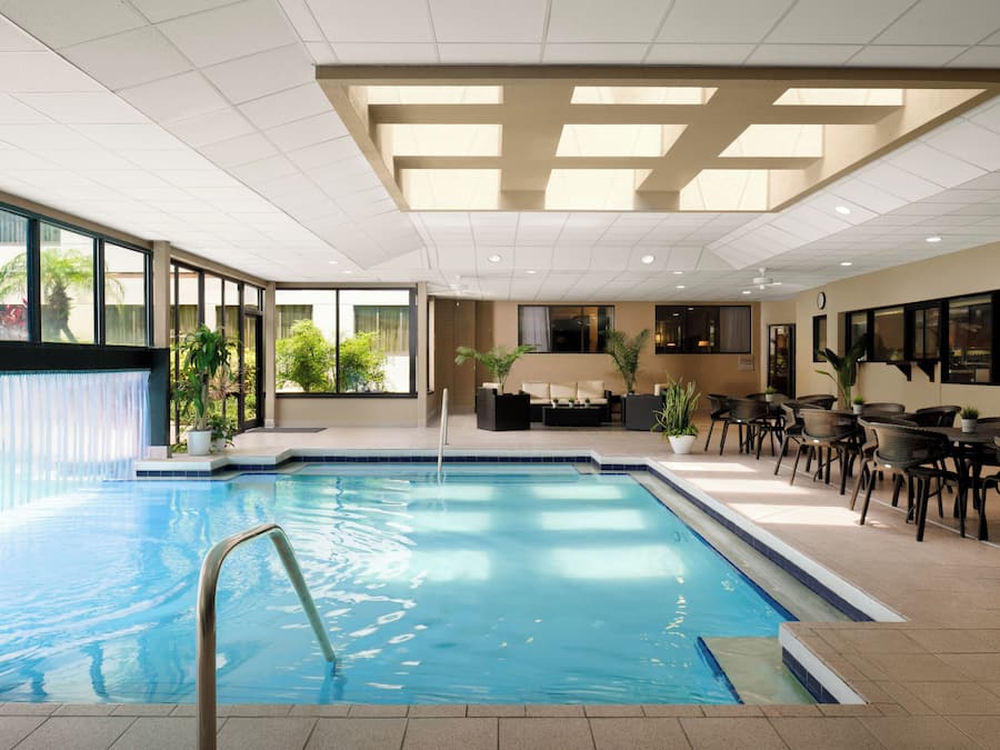 Innendørsbasseng og utendørsbasseng