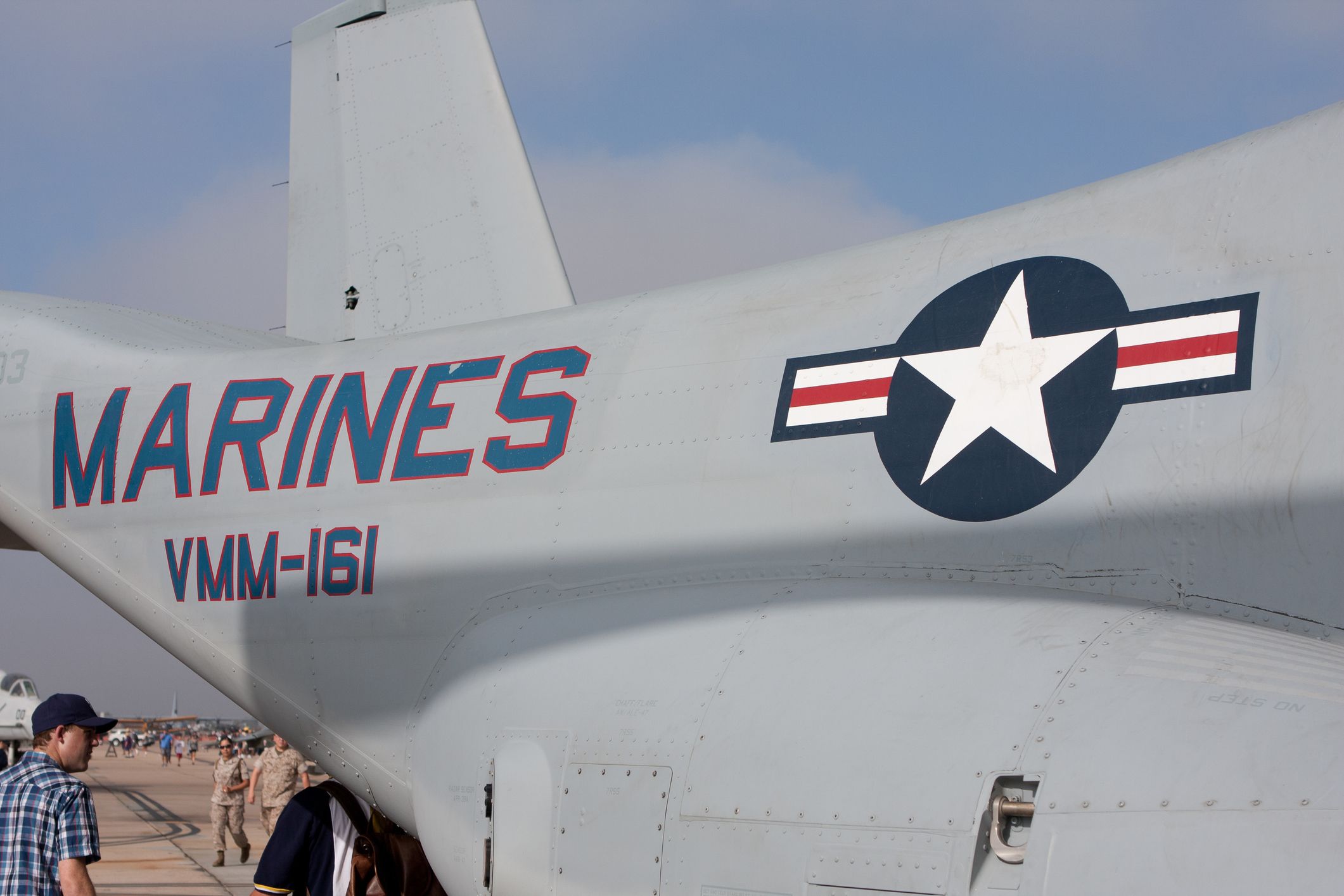 Un avión militar con las marcas 'MARINES' y 'VMM-161'.