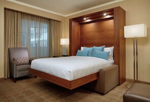 Premium Suite, 1 King + 1 Queen Murphy Bed | 1 개의 침실, 객실 내 금고, 책상, 다리미/다리미판