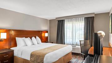 Standaard kamer, 1 kingsize bed | Een kluis op de kamer, een bureau, een laptopwerkplek