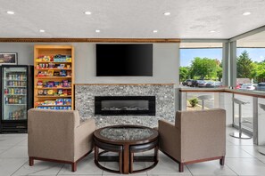 Lobby - Travelodge by Wyndham Bloomington (Bloomington)