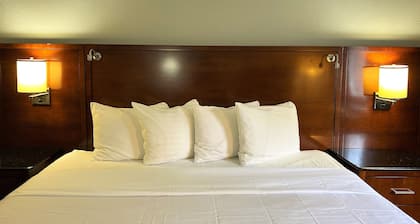 Travelodge by Wyndham Bloomington