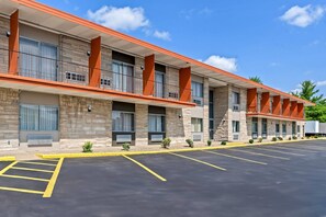 Exterior - Travelodge by Wyndham Bloomington (Bloomington)