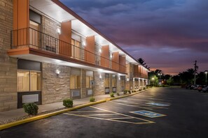 Exterior - Travelodge by Wyndham Bloomington (Bloomington)