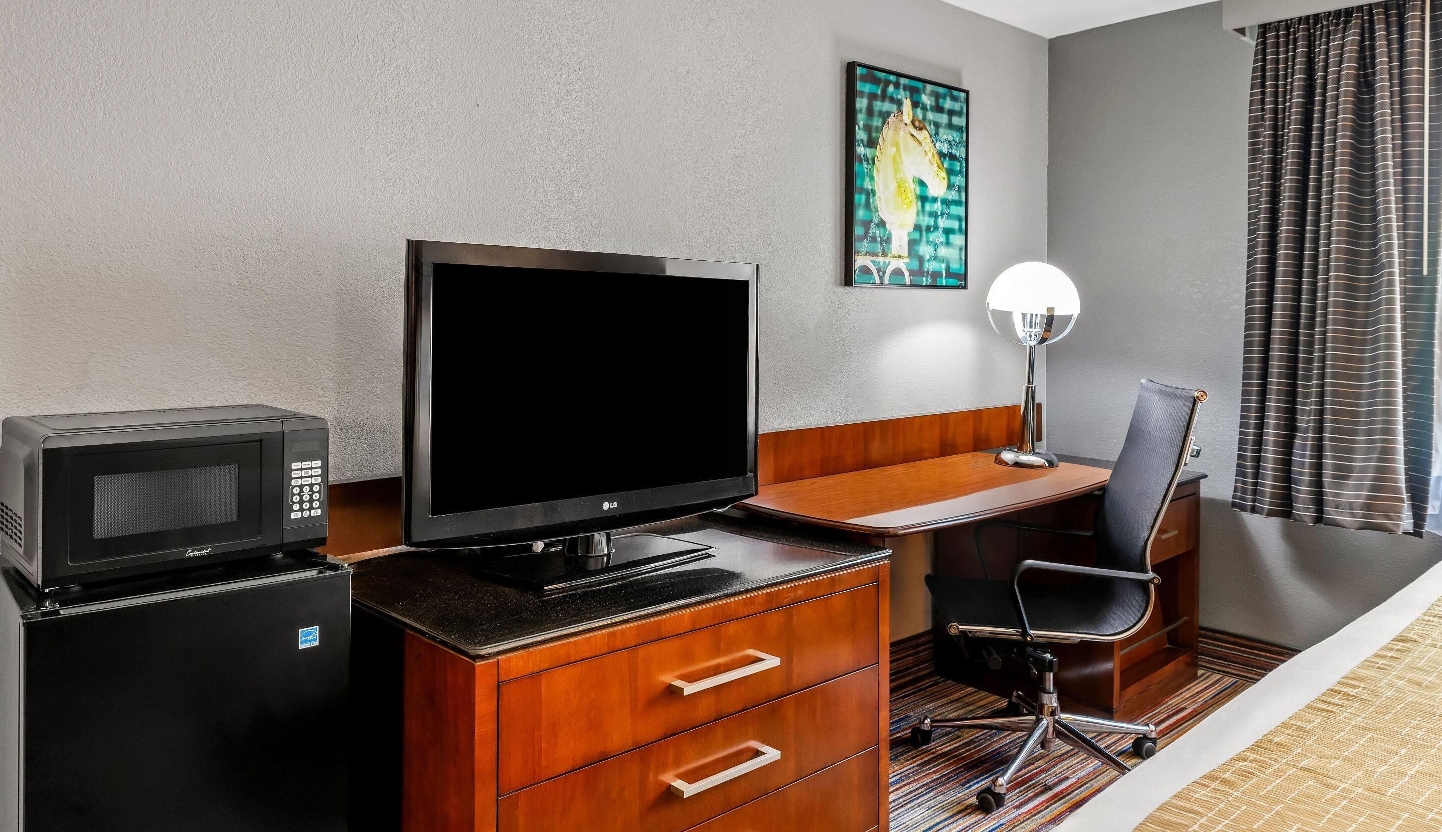 Standard Room, 1 King Bed | In-room safe, desk, laptop workspace, blackout drapes