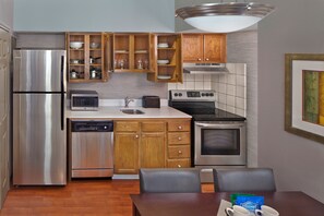 Fridge, microwave, coffee/tea maker, cookware/dishes/utensils - New Haven Village Suites (New Haven)