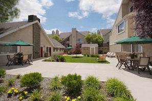 Outdoor dining - New Haven Village Suites (New Haven)