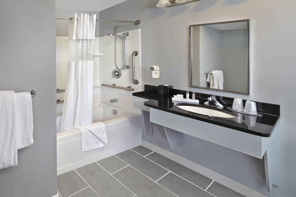 Habitación, 1 cama Queen size, con acceso para personas discapacitadas | Baño | Tina con regadera, amenidades de baño gratuitas, secadora de cabello 