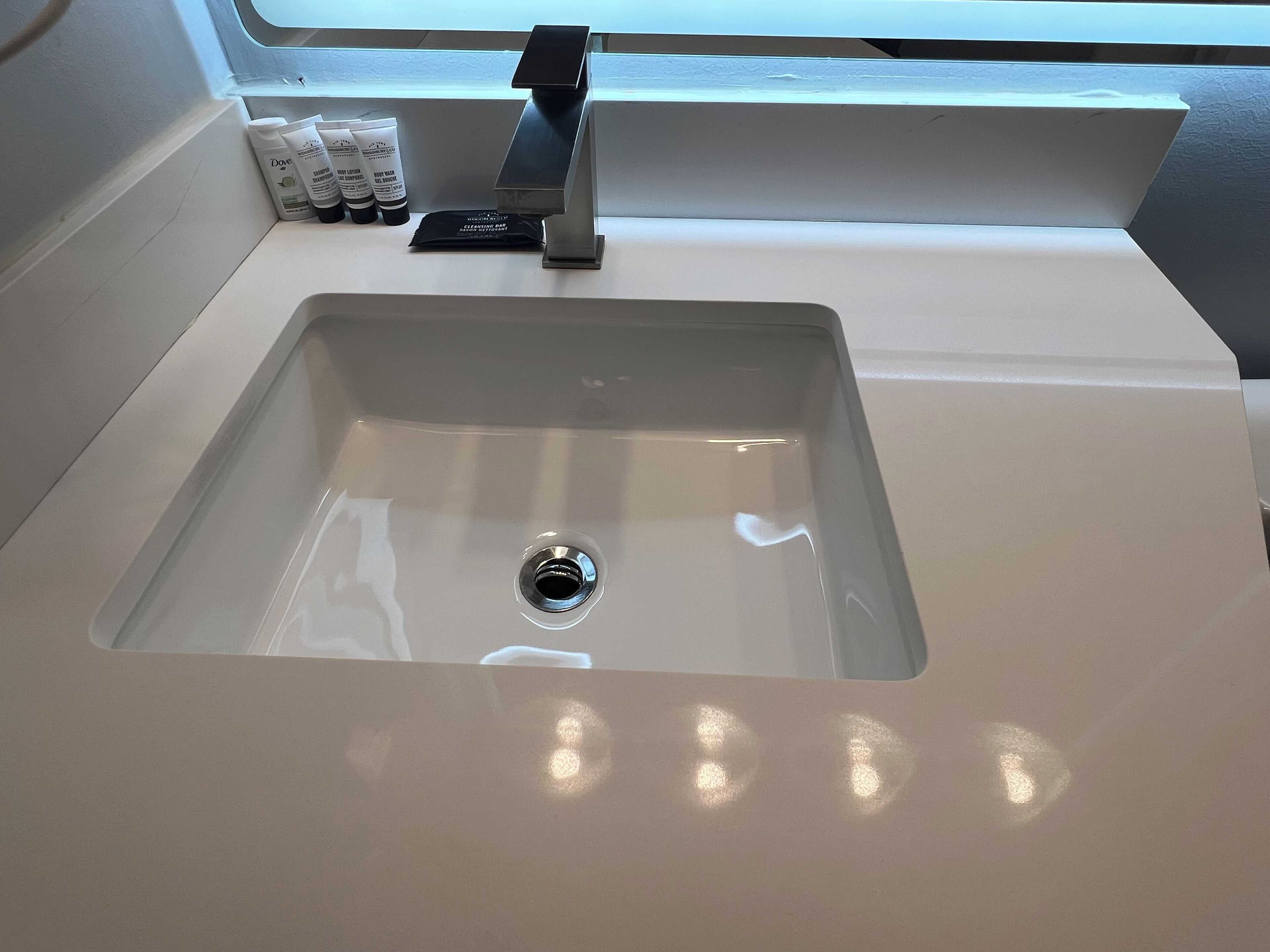 Hydromassage showerhead, free toiletries, hair dryer, towels
