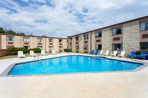 Una piscina al aire libre de temporada