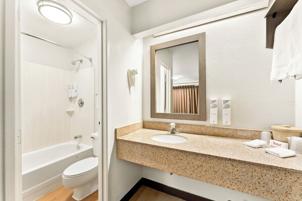 Une salle de bain moderne avec une baignoire, des toilettes et un lavabo.