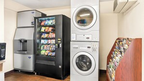 Un distributeur automatique de collations, une machine à café et un appareil lave-linge et sèche-linge combiné.