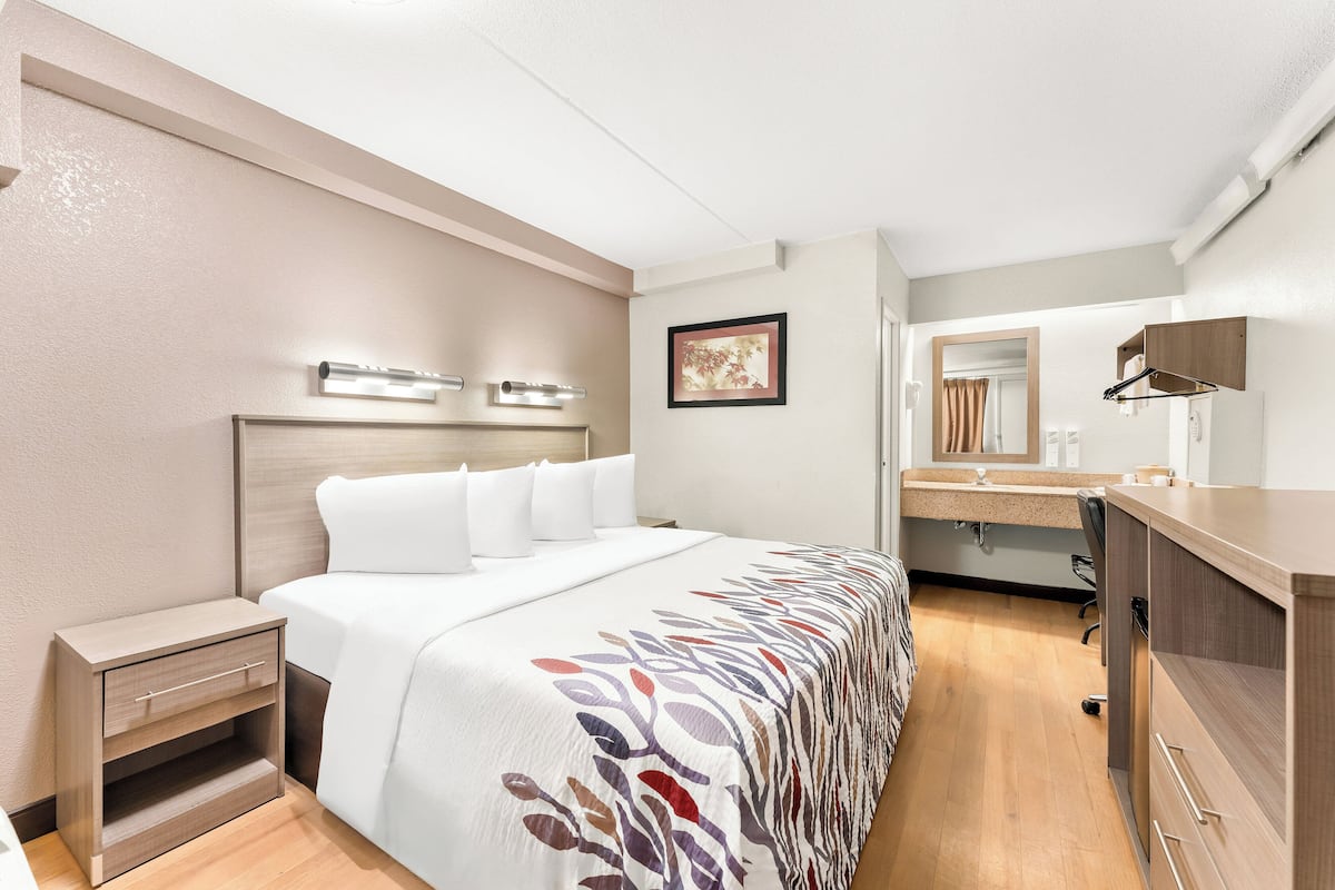 Deluxe-huone, 1 suuri parisänky (Smoke Free) | Työpöytä, pimennysverhot, ilmainen Wi-Fi, vuodevaatteet
