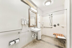 Habitación superior, 1 cama de matrimonio grande (Roll-In Shower, Smoke Free) | Baño | Artículos de higiene personal ecológicos y toallas