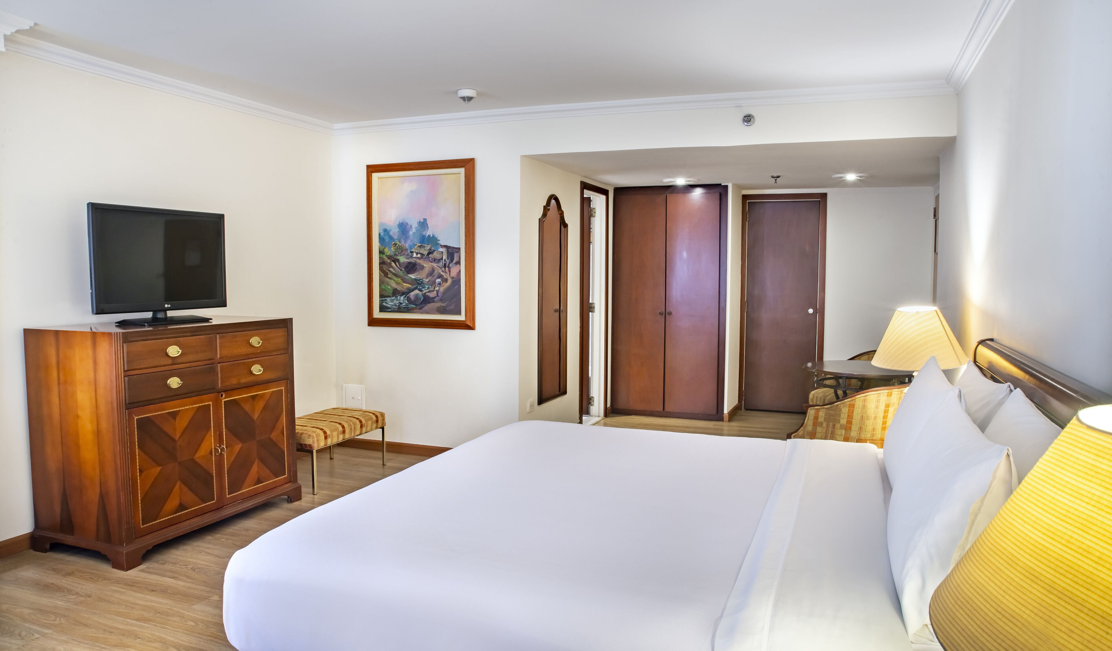 habitacion masterking | premium bedding, in-room safe, desk, laptop workspace