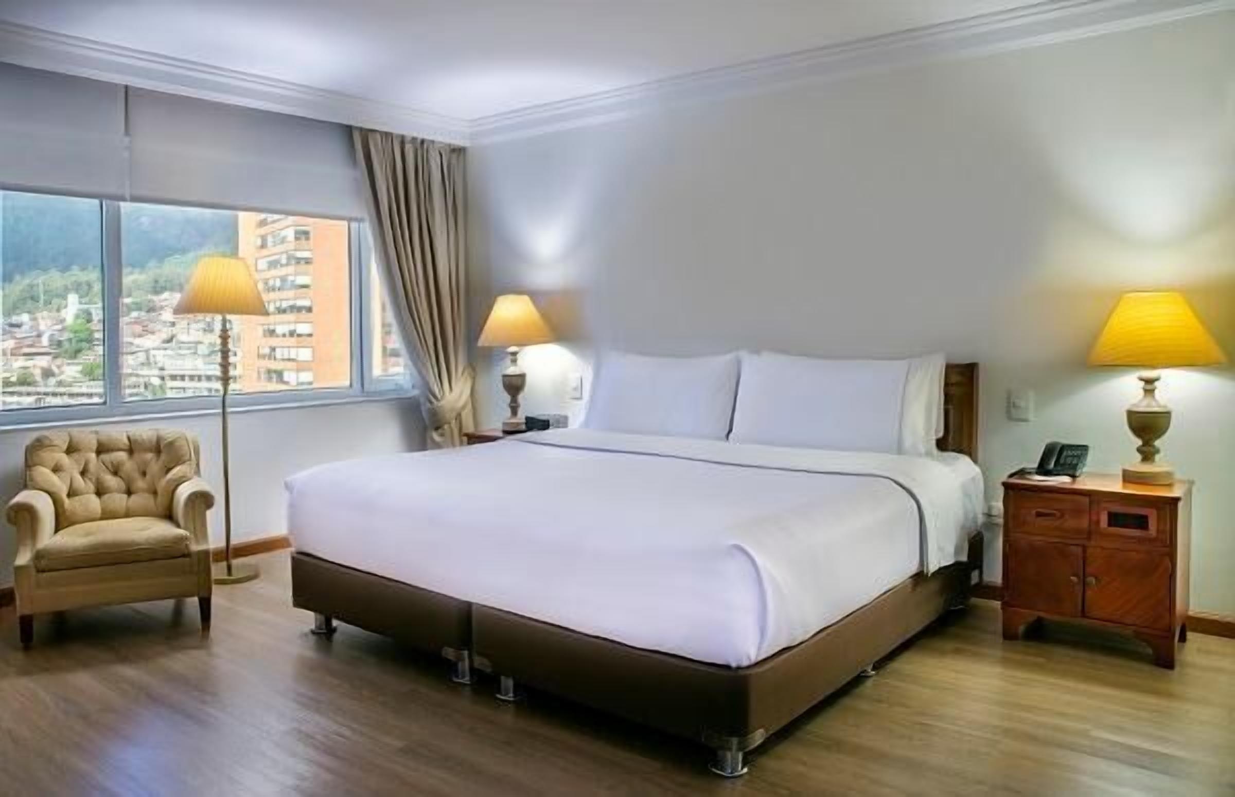 Ropa de cama de alta calidad, caja fuerte, escritorio