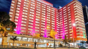 Un hôtel à plusieurs étages, reconnaissable à son enseigne bien visible où l’on peut lire « HÔTEL TEQUENDAMA ».