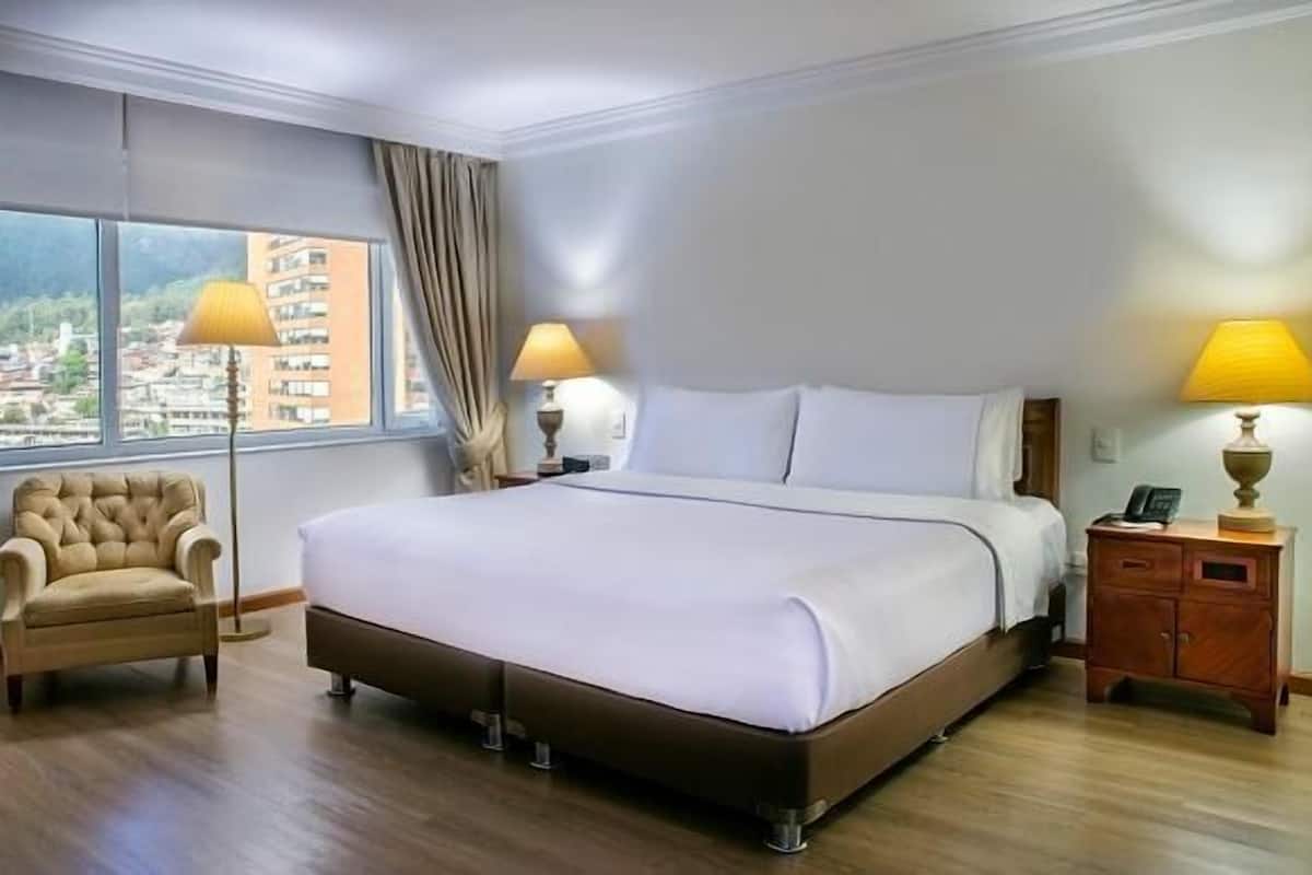 Premium bedding, in-room safe, desk, laptop workspace