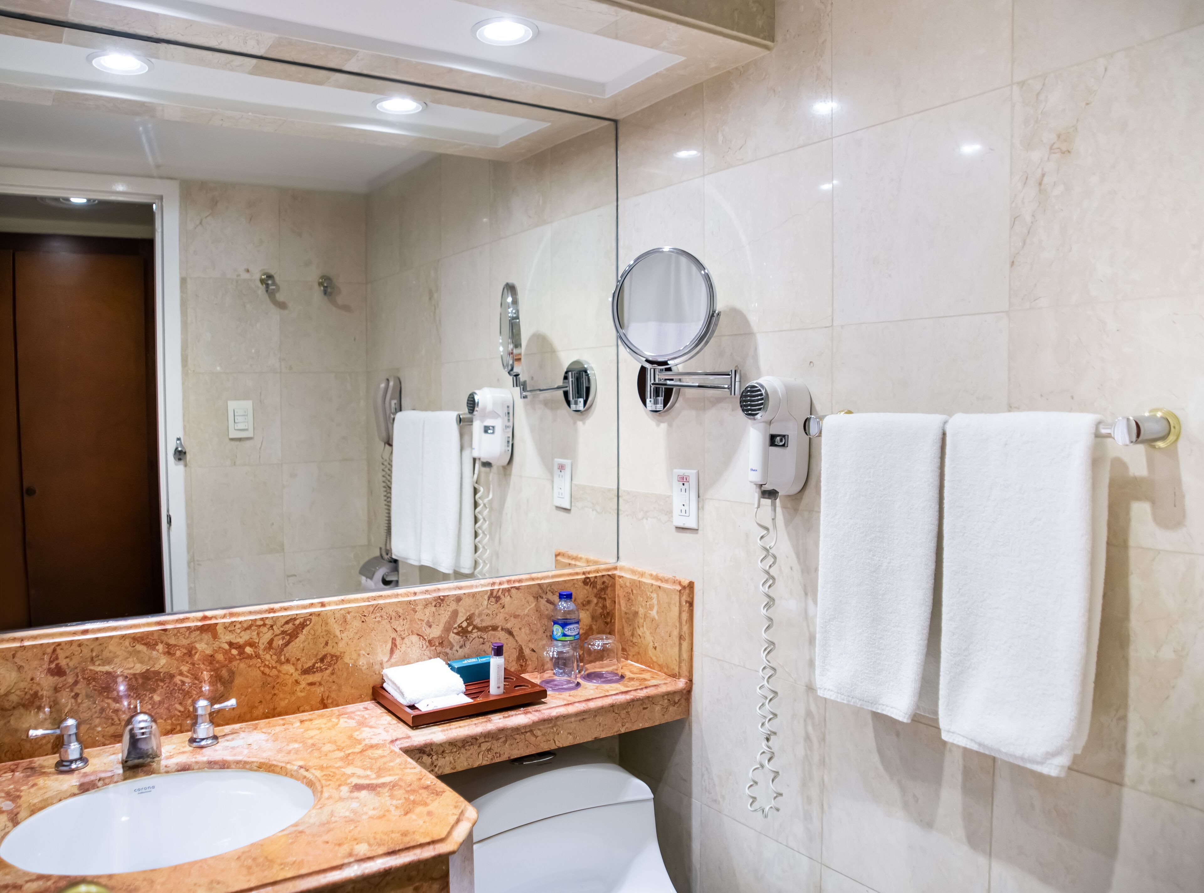 habitacion doble  | premium bedding, in-room safe, desk, laptop workspace