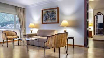 Habitacion Junior Suite | Kaliteli yatak takımı, odada kasa, masa