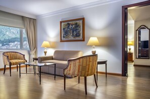 Habitacion Junior Suite  | Premium bedding, in-room safe, desk, laptop workspace