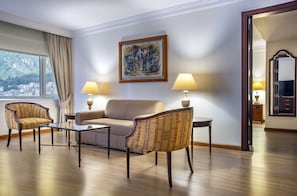 Habitacion Junior Suite | Premium bedding, in-room safe, desk, laptop workspace