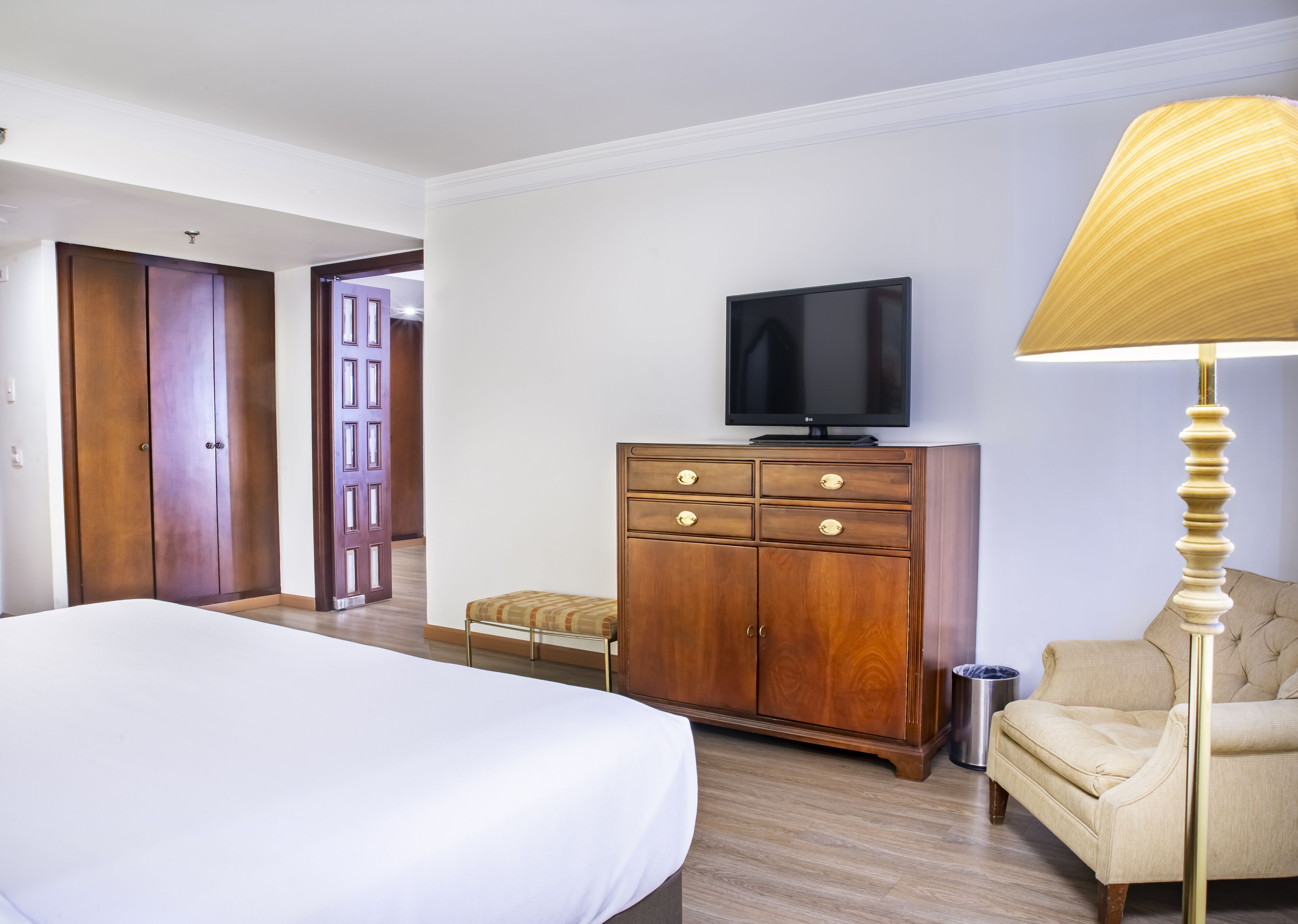 habitacion junior suite  | premium bedding, in-room safe, desk, laptop workspace
