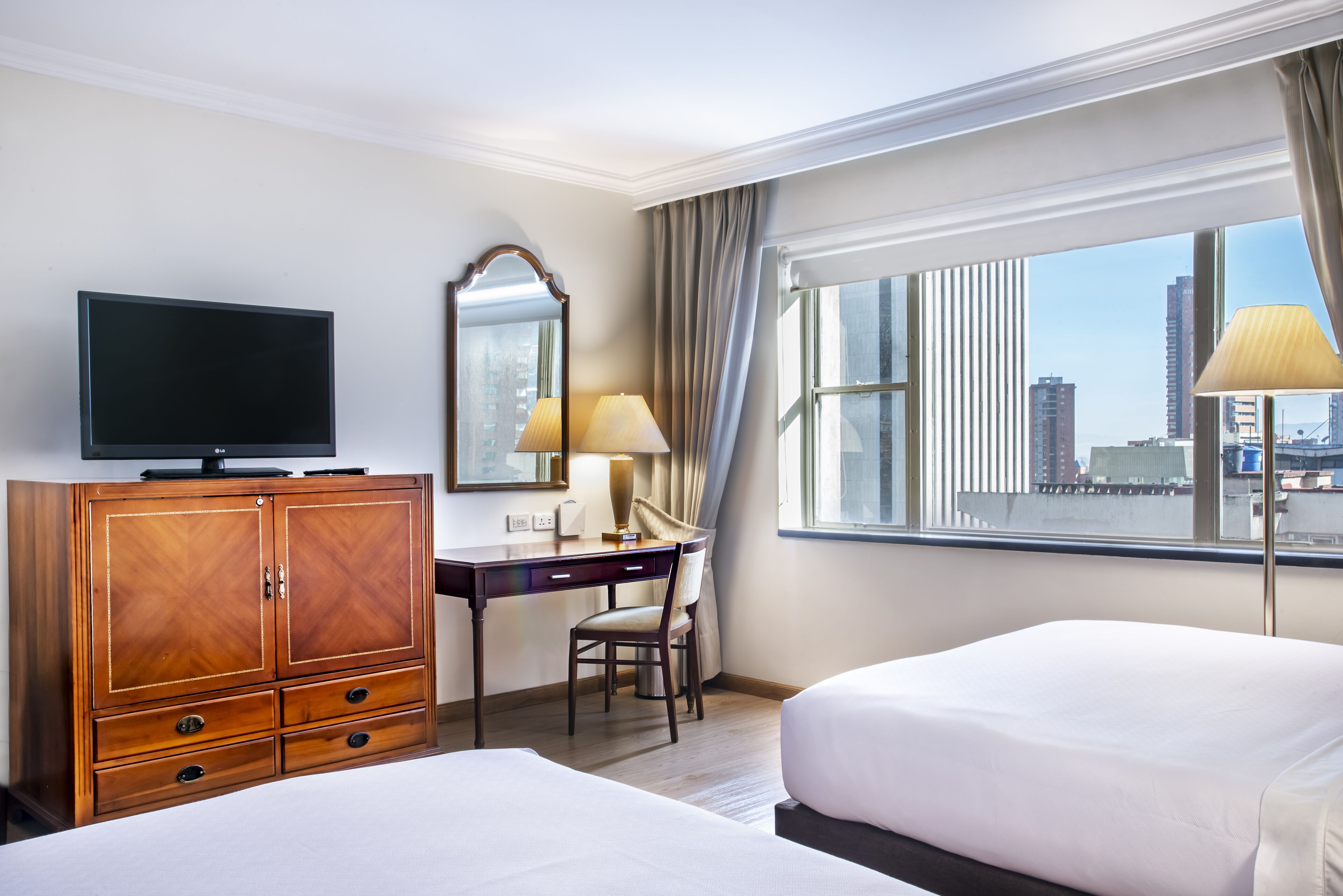 habitacion twin | premium bedding, in-room safe, desk, laptop workspace