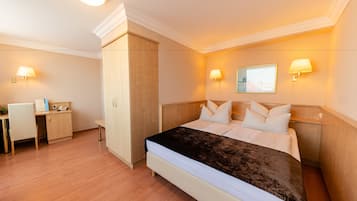 Hypo-allergenic bedding, in-room safe, desk, blackout curtains