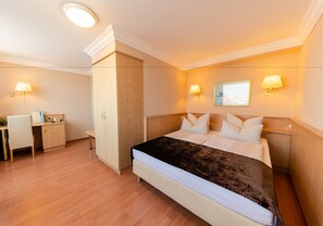 Hypo-allergenic bedding, in-room safe, desk, blackout drapes