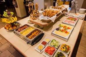 Petit déjeuner buffet (12.5 EUR par personne)