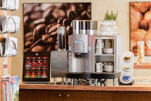 Petit déjeuner buffet (12.5 EUR par personne)