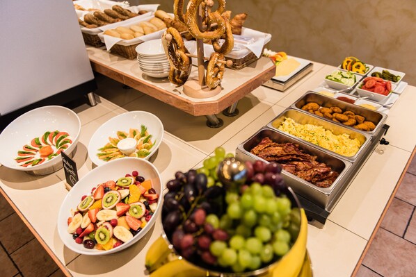 Petit déjeuner buffet (12.5 EUR par personne)