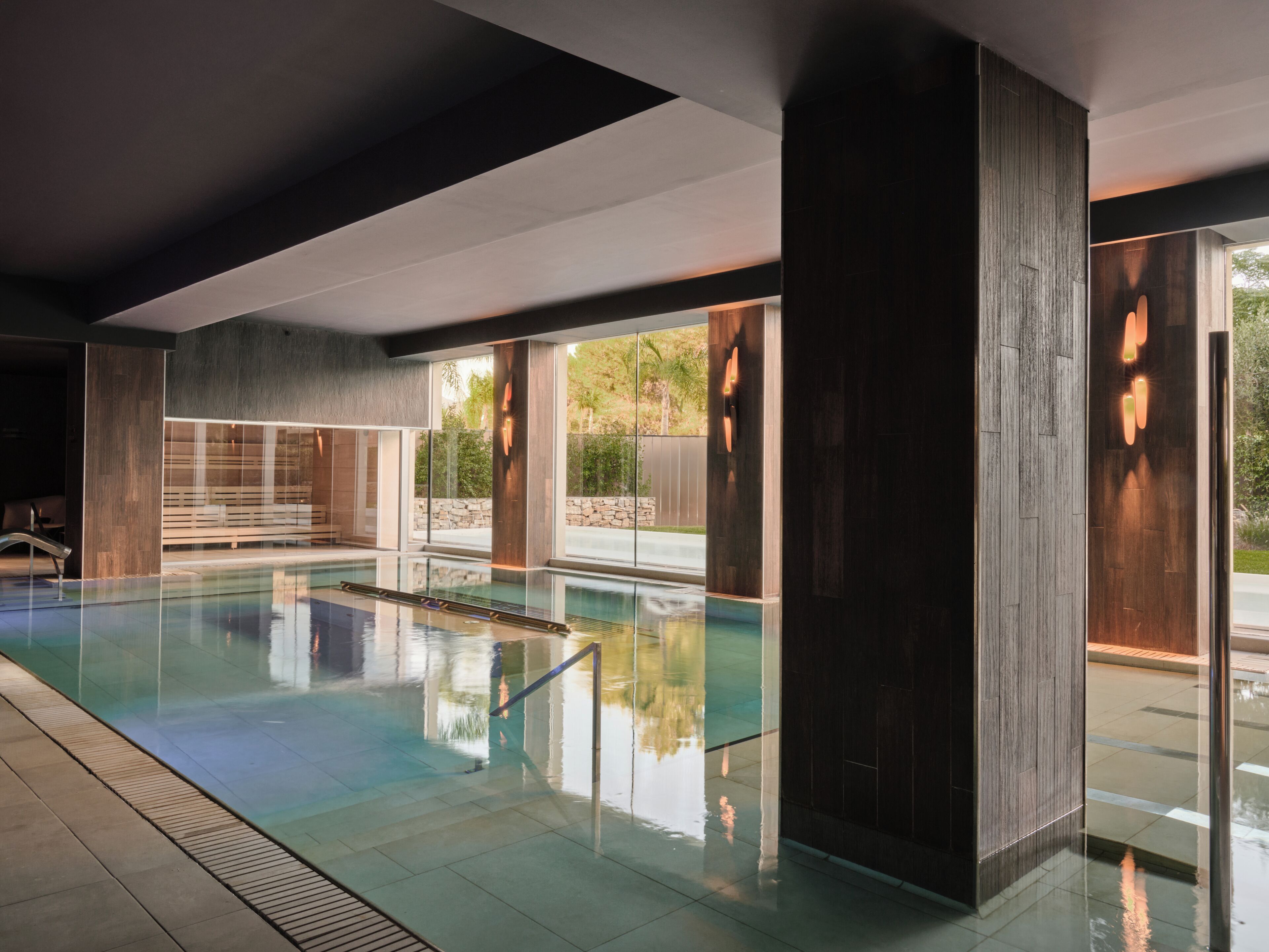 Salas de tratamiento para parejas, sauna y tina de hidromasaje 