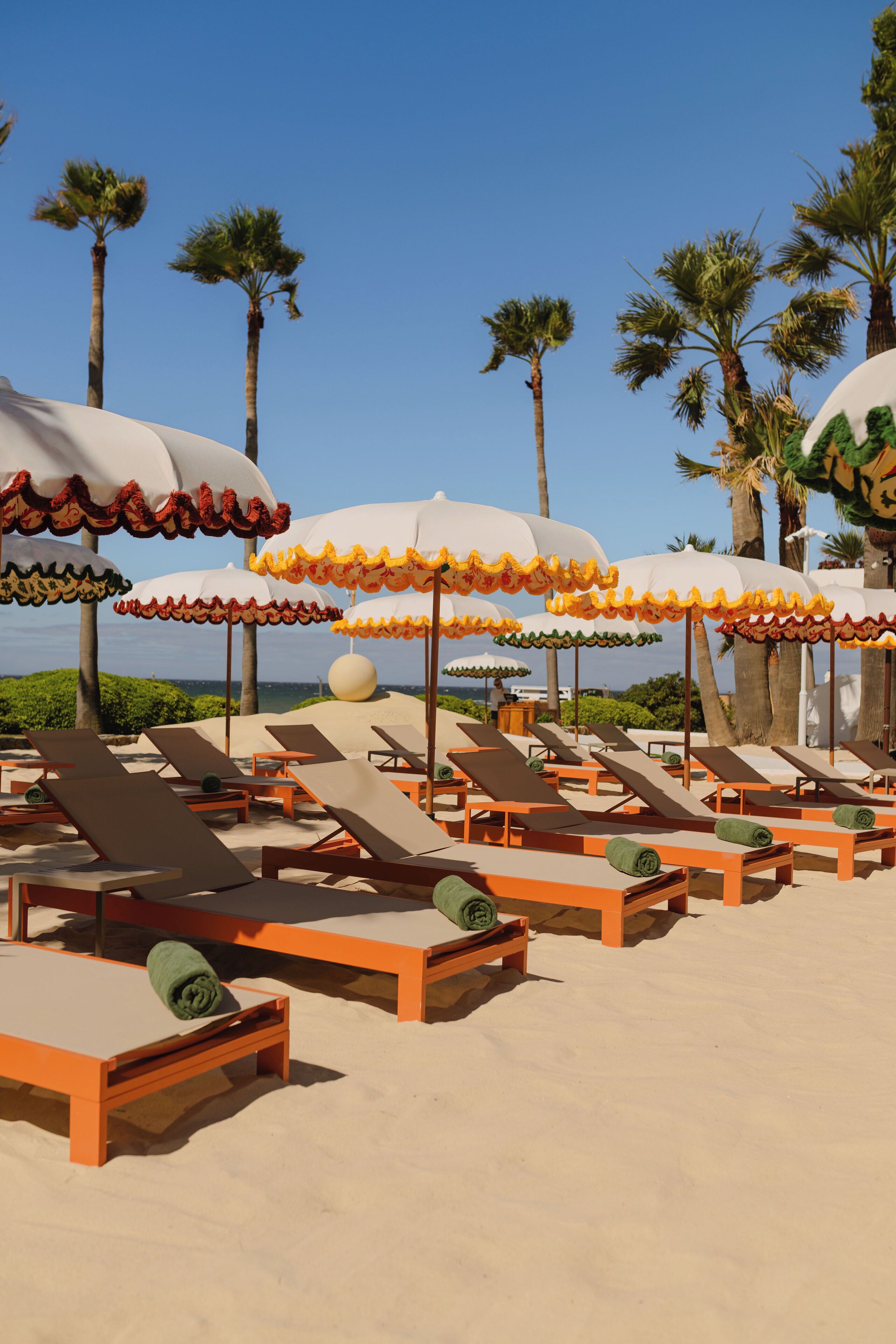 2 buitenzwembaden, parasols voor strand/zwembad