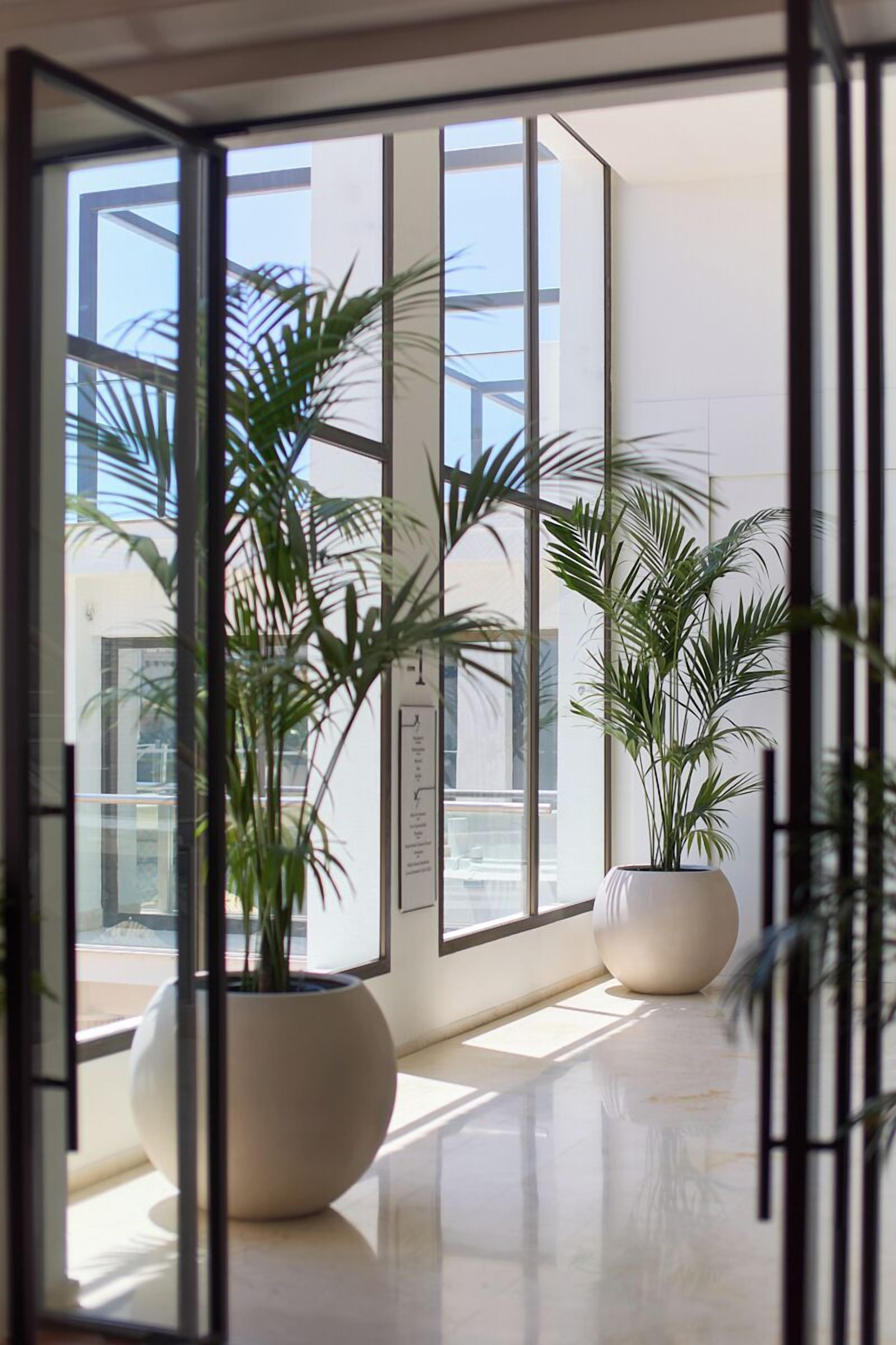 4 restaurants, breakfast, lunch, dinner served; international cuisine