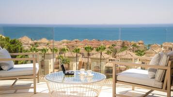 Deluxe Room, Sea View | 1 bedroom, Egyptian cotton sheets, premium bedding, minibar