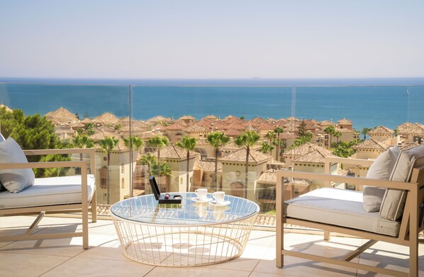 Habitación Deluxe, vista al mar | Sábanas de algodón egipcio, ropa de cama de alta calidad y minibar 