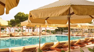 2 piscines extérieures, parasols de plage, chaises longues