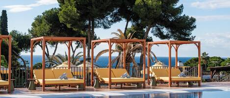 2 piscines extérieures, parasols, chaises longues