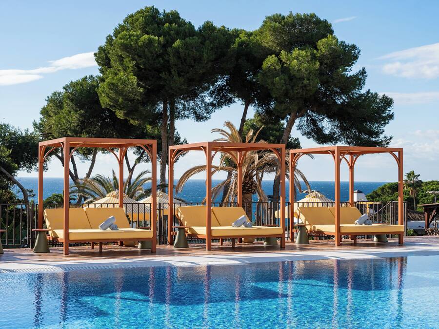 2 kolam renang outdoor, dengan payung kolam renang dan kursi berjemur