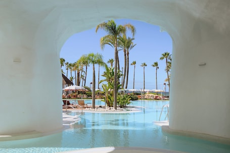2 outdoor pools, pool umbrellas, sun loungers. Don Carlos Marbella