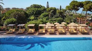 2 piscinas al aire libre, sombrillas, sillones reclinables de piscina