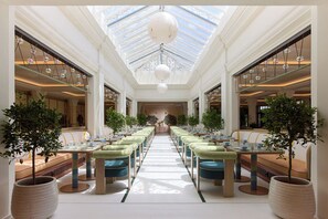 4 restaurantes, se sirven desayunos, comidas y cocina internacional