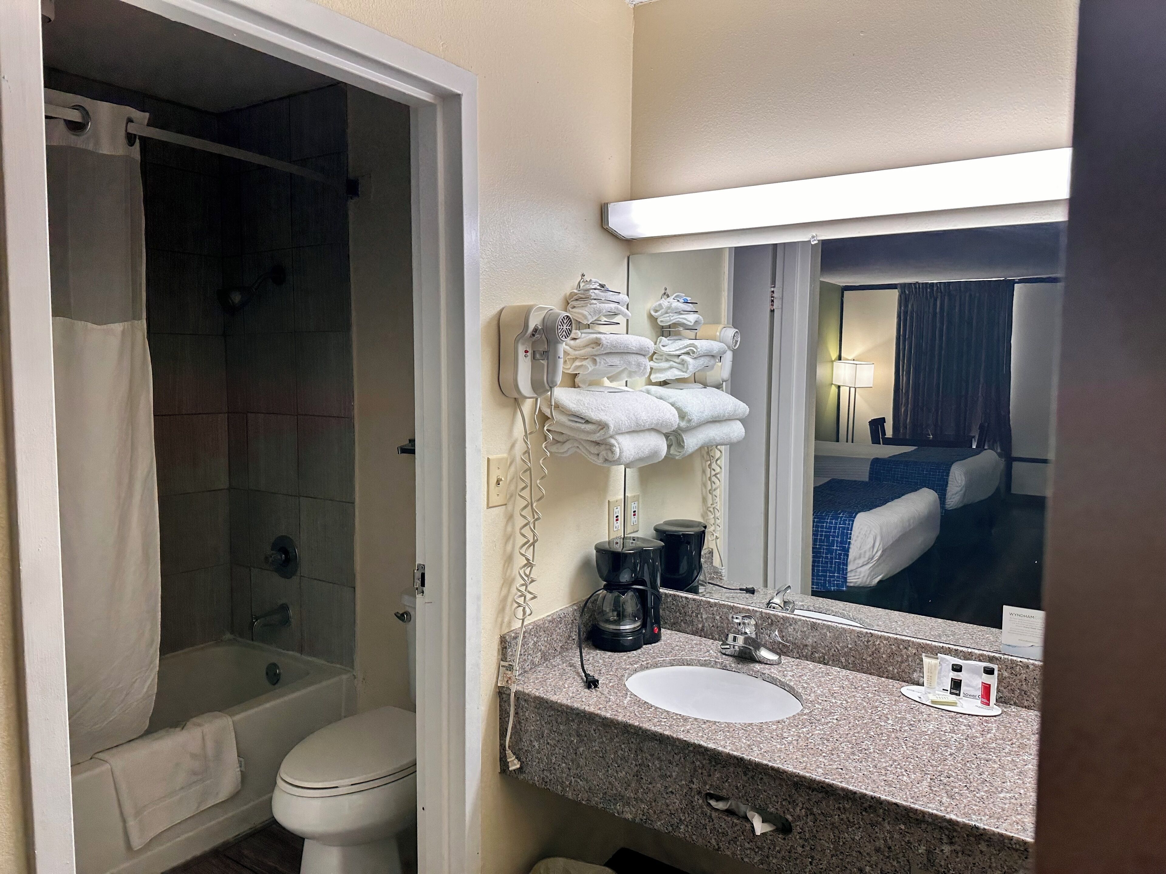 Combined shower/tub, eco-friendly toiletries, towels