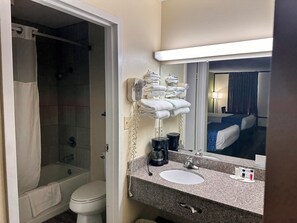 Combined shower/tub, eco-friendly toiletries, towels