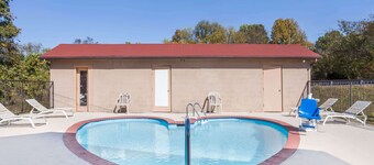 Travelodge by Wyndham Clarksville